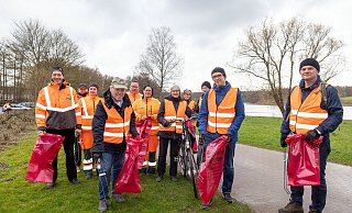 Beim "Cleanup Day" sind am Obersee neben vielen Freiwilligen auch Clemens Pues Leiter des Umweltbetriebes (vorne v.l.), Oberbürgermeister Pit Clausen, Stadtwerke-Chef Martin Uekmann und Umweltdezernent Martin Adamski im Einsatz. - Oliver Krato Beim "Cleanup Day" sind am Obersee neben vielen Freiwilligen auch Clemens Pues Leiter des Umweltbetriebes (vorne v.l.), Oberbürgermeister Pit Clausen, Stadtwerke-Chef Martin Uekmann und Umweltdezernent Martin Adamski im Einsatz. - Oliver Krato