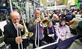 Ein Posaunenchor sorgt dafür, dass weihnachtliche Musik im Bahnhof Bethlehem erschallt. Zum zehnten Mal wurde in der Bahnhofshalle in Bielefeld eine Weihnachtsfeier für Bedürftige ausgerichtet. - Archivfoto: Sarah Jonek Ein Posaunenchor sorgt dafür, dass weihnachtliche Musik im Bahnhof Bethlehem erschallt. Zum zehnten Mal wurde in der Bahnhofshalle in Bielefeld eine Weihnachtsfeier für Bedürftige ausgerichtet. - Archivfoto: Sarah Jonek