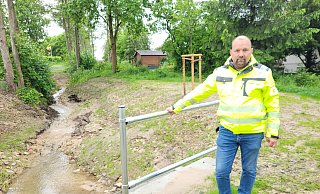 Hier ist die Rechnung für den Hochwasserschutz aufgegangen. Die Stadt hat die Durchlässe vergrößert, mehr Platz für das Wasser geschaffen. Fachteamleiter Sven Anders sieht das Problem, dass noch zu viele Bäche verrohrt sind - und jeder muss auch in den Eigenschutz investieren. - Astrid Sewing Hier ist die Rechnung für den Hochwasserschutz aufgegangen. Die Stadt hat die Durchlässe vergrößert, mehr Platz für das Wasser geschaffen. Fachteamleiter Sven Anders sieht das Problem, dass noch zu viele Bäche verrohrt sind - und jeder muss auch in den Eigenschutz investieren. - Astrid Sewing