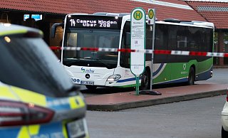 Weil in einem leeren Linienbus eine vermeintliche Handgranate gefunden wurde, musste ein Teilabschnitt der Bushaltestelle am Bahnhof abgesperrt werden. - Alex Lehn Weil in einem leeren Linienbus eine vermeintliche Handgranate gefunden wurde, musste ein Teilabschnitt der Bushaltestelle am Bahnhof abgesperrt werden. - Alex Lehn