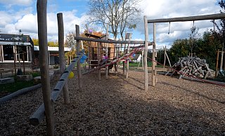 Die neuen Spielgeräte wurde von den Kindern in einem Workshop entworfen. Die "Biber-Hütte" rechts im Bild kam gut an. - Katharina Eisele Die neuen Spielgeräte wurde von den Kindern in einem Workshop entworfen. Die "Biber-Hütte" rechts im Bild kam gut an. - Katharina Eisele
