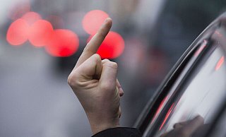 Er war sich offenbar keiner Schuld bewusst. Jetzt sucht die Polizei den Mann am Steuer und weitere Zeugen. - Symbolfoto: picture alliance / dpa Er war sich offenbar keiner Schuld bewusst. Jetzt sucht die Polizei den Mann am Steuer und weitere Zeugen. - Symbolfoto: picture alliance / dpa