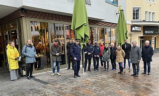 Die Teilnehmer des Rundgangs zu den Problemorten in der Paderstadt. - IG Innenstadt Die Teilnehmer des Rundgangs zu den Problemorten in der Paderstadt. - IG Innenstadt