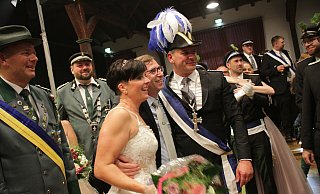 Ein Hoch dem Stadtschützenkönigspaar: Biggi Vahle, Bürgermeister Tobias Scherf und Mario Vahle beim Schützenball der Okoberwoche. - NW-Archiv/Dieter Scholz Ein Hoch dem Stadtschützenkönigspaar: Biggi Vahle, Bürgermeister Tobias Scherf und Mario Vahle beim Schützenball der Okoberwoche. - NW-Archiv/Dieter Scholz