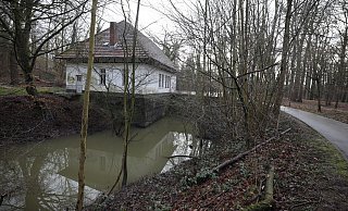 Zwei Kinder sind aus Angst vor einem Messerangriff Donnerstagnachmittag in den Kokturkanal im Sielpark gesprungen. Unser Foto zeigt das alte Turbinenhaus. - Jörg Stuke Zwei Kinder sind aus Angst vor einem Messerangriff Donnerstagnachmittag in den Kokturkanal im Sielpark gesprungen. Unser Foto zeigt das alte Turbinenhaus. - Jörg Stuke