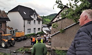 Bürgermeister Daniel Hartmann schaut auf die Zerstörungen, die der Tornado angerichtet hat. - Stadt Höxter Bürgermeister Daniel Hartmann schaut auf die Zerstörungen, die der Tornado angerichtet hat. - Stadt Höxter