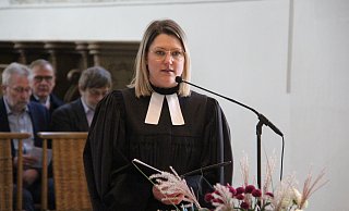 Pfarrerin Melanie Hellmers verabschiedet sich von der Kirchengemeinde im Altkreis Warburg. - Burkhard Battran Pfarrerin Melanie Hellmers verabschiedet sich von der Kirchengemeinde im Altkreis Warburg. - Burkhard Battran
