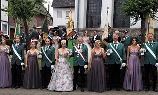 Dies Bildnis ist bezaubernd schön: Das Königspaar und der Hofstaat mit (v.l.) Katharina und Daniel Reineke, Sarah und Andreas Hansmann, König Markus und Königin Alexandra Ahlemeyer, Lisa Meier-Johann mit Christoph Hesse sowie Vanessa uns Benjamin Mues. - Josef Köhne Dies Bildnis ist bezaubernd schön: Das Königspaar und der Hofstaat mit (v.l.) Katharina und Daniel Reineke, Sarah und Andreas Hansmann, König Markus und Königin Alexandra Ahlemeyer, Lisa Meier-Johann mit Christoph Hesse sowie Vanessa uns Benjamin Mues. - Josef Köhne