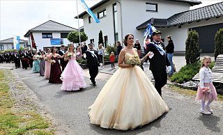 Töchterchen Lina (6) geht vorweg: Dennis und Regina Reger in Hohenwepel. - Simone Flörke Töchterchen Lina (6) geht vorweg: Dennis und Regina Reger in Hohenwepel. - Simone Flörke