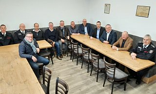 Feuerwehr-Vertreter und Firmenchefs schauen sich das Ergebnis im neuen Aufenthaltsraum an. - Dieter Scholz Feuerwehr-Vertreter und Firmenchefs schauen sich das Ergebnis im neuen Aufenthaltsraum an. - Dieter Scholz