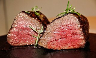 Der Unbekannte ließ gleich drei Filetsteaks aus dem Restaurant mitgehen. - Symbolfoto: Pixabay / Creative Commons Der Unbekannte ließ gleich drei Filetsteaks aus dem Restaurant mitgehen. - Symbolfoto: Pixabay / Creative Commons