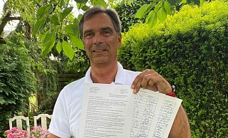 Frank-Ulrich Friedlein zeigt den Brief und die Unterschriftenliste, die er an Bürgermeisterin Sabine Amsbeck-Dopheide, Landrat Sven-Georg Adenauer und die Kreispolizeibehörde Gütersloh geschickt hat. Der 61-Jährige macht sich Sorgen. Fotos: Markus Voss - Markus Voss Frank-Ulrich Friedlein zeigt den Brief und die Unterschriftenliste, die er an Bürgermeisterin Sabine Amsbeck-Dopheide, Landrat Sven-Georg Adenauer und die Kreispolizeibehörde Gütersloh geschickt hat. Der 61-Jährige macht sich Sorgen. Fotos: Markus Voss - Markus Voss