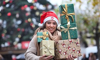Liebevoll verpackt - so verschenken die Herforder Leserinnen und Leser gern ihre "Pakete mit Herz". NW-Volontärin Sevim Hangül steht vor dem großen Weihnachtsbaum auf dem Alten Markt und macht Werbung für die Aktion, die jetzt gestartet ist. - Frank-Michael Kiel-Steinkamp Liebevoll verpackt - so verschenken die Herforder Leserinnen und Leser gern ihre "Pakete mit Herz". NW-Volontärin Sevim Hangül steht vor dem großen Weihnachtsbaum auf dem Alten Markt und macht Werbung für die Aktion, die jetzt gestartet ist. - Frank-Michael Kiel-Steinkamp