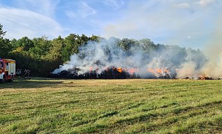 Die gelagerten Rundballen brannten in voller Ausdehnung ab. - Feuerwehr Borchen Die gelagerten Rundballen brannten in voller Ausdehnung ab. - Feuerwehr Borchen