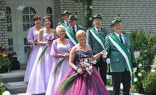 Königin Maria Büker (von vorne nach hinten) und König Rudolf Büker, Irmhild und Jürgen Lohöfer, Gabi und Meinolf Köhne sowie Dieter und Ute Reinhard. - Lennart Schlütz Königin Maria Büker (von vorne nach hinten) und König Rudolf Büker, Irmhild und Jürgen Lohöfer, Gabi und Meinolf Köhne sowie Dieter und Ute Reinhard. - Lennart Schlütz