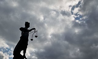 Nach einem Streit soll ein 40-jähriger Angeklagter aus Bad Oeynhausen versucht haben, seine Freundin zu küssen. Offenbar wehrte sie sich und er biss ihr ins Gesicht. - Verwendung weltweit Nach einem Streit soll ein 40-jähriger Angeklagter aus Bad Oeynhausen versucht haben, seine Freundin zu küssen. Offenbar wehrte sie sich und er biss ihr ins Gesicht. - Verwendung weltweit