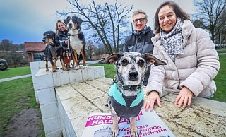 Jasmin Wahl-Schwentker und Gregor vom Braucke (v.r.) haben eine Kampagne gestartet. Lilli-Yoda (vorne) hat schon einen Pfotenabdruck gegeben. Hinten steht Befürworterin Conny Zeitvogel mit Mayo, Hexe und Saddy. - Sarah Jonek Jasmin Wahl-Schwentker und Gregor vom Braucke (v.r.) haben eine Kampagne gestartet. Lilli-Yoda (vorne) hat schon einen Pfotenabdruck gegeben. Hinten steht Befürworterin Conny Zeitvogel mit Mayo, Hexe und Saddy. - Sarah Jonek