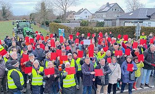 Rund 250 Menschen demonstrieren am Samstag und zeigen der Deutschen Bahn sowie dem Bundesverkehrsministerium die Rote Karte für den geplanten Neubau der ICE-Trasse. - Natalie Gottwald Rund 250 Menschen demonstrieren am Samstag und zeigen der Deutschen Bahn sowie dem Bundesverkehrsministerium die Rote Karte für den geplanten Neubau der ICE-Trasse. - Natalie Gottwald