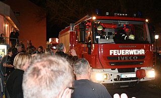 Die Metal-Fans heißen die Freiwillige Feuerwehr Beverungen willkommen. - Thomas Kube Die Metal-Fans heißen die Freiwillige Feuerwehr Beverungen willkommen. - Thomas Kube