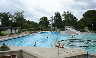 Ob es bei Familien- und Saisonkarten für das Verler Freibad künftig eine Differenzierung zwischen Einheimischen und Auswärtigen gibt, darüber wird aktuell diskutiert. - Karin Prignitz Ob es bei Familien- und Saisonkarten für das Verler Freibad künftig eine Differenzierung zwischen Einheimischen und Auswärtigen gibt, darüber wird aktuell diskutiert. - Karin Prignitz