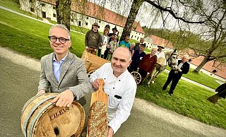 Dalheims Museumsdirektor Ingo Grabowsky (l.) und Bäckermeister Willi Zacharias sind ebenso vorbereitet auf den Familientag wie (hinten, v. l.) Joachim Ernesti, Christiane Wabinski, Georg Münstermann, Roswitha Neumann, Andreas Bogel, Claudia Gensch, Hannes Andre, Burkhard Jüstel, Franz-Josef Mertens, Andreas Gievers und Erwin Borkenhagen samt Pferd vom Norikergestüt in Verne. - Jens Reddeker Dalheims Museumsdirektor Ingo Grabowsky (l.) und Bäckermeister Willi Zacharias sind ebenso vorbereitet auf den Familientag wie (hinten, v. l.) Joachim Ernesti, Christiane Wabinski, Georg Münstermann, Roswitha Neumann, Andreas Bogel, Claudia Gensch, Hannes Andre, Burkhard Jüstel, Franz-Josef Mertens, Andreas Gievers und Erwin Borkenhagen samt Pferd vom Norikergestüt in Verne. - Jens Reddeker