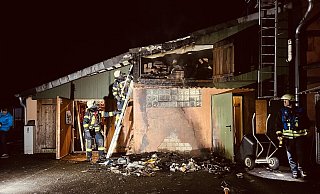 Die Feuerwehrleute hatten das Brandgeschehen am Isselhorster Kirchplatz rasch unter Kontrolle. - Thorsten Heß Die Feuerwehrleute hatten das Brandgeschehen am Isselhorster Kirchplatz rasch unter Kontrolle. - Thorsten Heß
