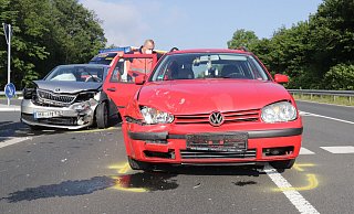 Der Fahrer des Skoda übersah den Golf. Beide Fahrzeuge waren nach dem Zusammenstoß nicht mehr fahrbereit. - Polizei Kreis Höxter Der Fahrer des Skoda übersah den Golf. Beide Fahrzeuge waren nach dem Zusammenstoß nicht mehr fahrbereit. - Polizei Kreis Höxter