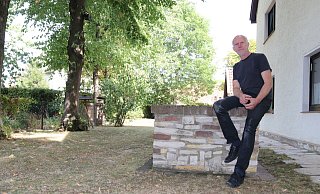 Johannes Wecker setzt sich für eine nachhaltige Bewässerungsmethode ein und will hierfür seinen Brunnen nutzen. Seine Pläne lehnt die Stadt ab. - Daniel Peters Johannes Wecker setzt sich für eine nachhaltige Bewässerungsmethode ein und will hierfür seinen Brunnen nutzen. Seine Pläne lehnt die Stadt ab. - Daniel Peters