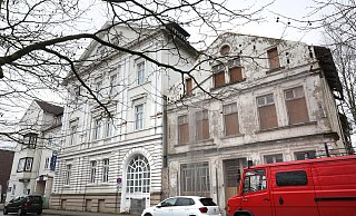 Das Dohm-Hotel mit dem daneben stehenden Severing-Haus (rechts), das über die Jahre zur Ruine wurde, steht auf dem Areal, das überplant wird. - Frank-Michael Kiel-Steinkamp Das Dohm-Hotel mit dem daneben stehenden Severing-Haus (rechts), das über die Jahre zur Ruine wurde, steht auf dem Areal, das überplant wird. - Frank-Michael Kiel-Steinkamp