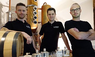 Tristan Cohrs ( v. l.), Adrian Dobrowolski und Torben Lührmann sind die Gesichter hinter der ersten Volmerdingsener Brennerei, der "Flüssigfütterung". - Privat Tristan Cohrs ( v. l.), Adrian Dobrowolski und Torben Lührmann sind die Gesichter hinter der ersten Volmerdingsener Brennerei, der "Flüssigfütterung". - Privat