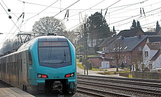 Hiddenhausen verfügt über einen Bahnhof in Schweicheln. An der Bahnstrecke liegen viele Einfamilienhäuser. - Frank-Michael Kiel-Steinkamp Hiddenhausen verfügt über einen Bahnhof in Schweicheln. An der Bahnstrecke liegen viele Einfamilienhäuser. - Frank-Michael Kiel-Steinkamp