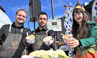 Maik Behrens und Christopher Adler von Eisengelchen und Holli Nele Schmid probieren das neue Holli-Eis. - David Schellenberg Maik Behrens und Christopher Adler von Eisengelchen und Holli Nele Schmid probieren das neue Holli-Eis. - David Schellenberg