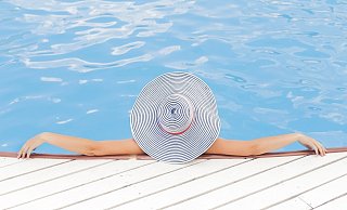 Der Traum vom eigenen Pool: Die Nachfrage nach Schwimmbecken im eigenen Garten ist riesig. Dabei spricht aus Umwelt-Sicht einiges gegen Kunstsoffpools und vieles für maßgefertige Lösungen. - Pixabay/Symbolfoto Der Traum vom eigenen Pool: Die Nachfrage nach Schwimmbecken im eigenen Garten ist riesig. Dabei spricht aus Umwelt-Sicht einiges gegen Kunstsoffpools und vieles für maßgefertige Lösungen. - Pixabay/Symbolfoto