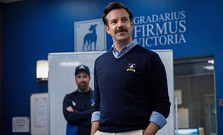 Coach Ted Lasso (Jason Sudeikis, r.) und seine rechte Hand Coach Beard (Brendan Hunt) versuchen den Fußballclub AFC Richmond auf Vordermann zu bringen. - picture alliance / Everett Collection Coach Ted Lasso (Jason Sudeikis, r.) und seine rechte Hand Coach Beard (Brendan Hunt) versuchen den Fußballclub AFC Richmond auf Vordermann zu bringen. - picture alliance / Everett Collection