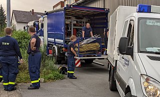 Am ersten Tag nach Auffliegen der illegalen Zigarettenfabrik mussten die THWler erst einmal für Strom und Licht sorgen, inzwischen sind sie damit beschäftigt, die Hallen auszuräumen. - Anja Hanneforth Am ersten Tag nach Auffliegen der illegalen Zigarettenfabrik mussten die THWler erst einmal für Strom und Licht sorgen, inzwischen sind sie damit beschäftigt, die Hallen auszuräumen. - Anja Hanneforth