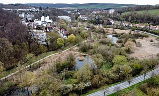 Blick auf das Gelände der Landesgartenschau Bad Gandersheim mit dem Auepark im Vordergrund und Teilen der Stadt im Hintergrund. - Swen Pförtner Blick auf das Gelände der Landesgartenschau Bad Gandersheim mit dem Auepark im Vordergrund und Teilen der Stadt im Hintergrund. - Swen Pförtner