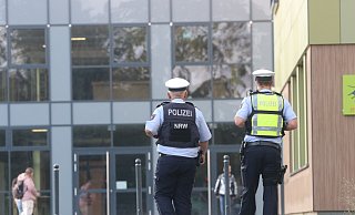 Polizei mit Einsatzkräften an der Stadtschule in Lübbecke. - Claus Frickemeier Polizei mit Einsatzkräften an der Stadtschule in Lübbecke. - Claus Frickemeier