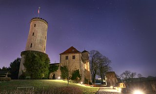 Die Bielefelder Sparrenburg bei der Earth Hour 2018. - Sarah Jonek Die Bielefelder Sparrenburg bei der Earth Hour 2018. - Sarah Jonek