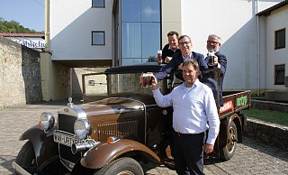 Ein erster Schluck: Braumeister Peter Schießl (v. l.), Bürgermeister Tobias Scherf und die Brauerei-Chefs Franz-Axel und Michael Kohlschein. - Dieter Scholz Ein erster Schluck: Braumeister Peter Schießl (v. l.), Bürgermeister Tobias Scherf und die Brauerei-Chefs Franz-Axel und Michael Kohlschein. - Dieter Scholz