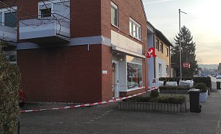 Die Polizei hatte am Tag nach der Bluttat in Lauenförde den Ort abgesperrt. - Svenja Ludwig Die Polizei hatte am Tag nach der Bluttat in Lauenförde den Ort abgesperrt. - Svenja Ludwig