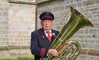 MIt 87 Jahren ist Alfons Kersting noch immer ein leidenschaftlicher Musiker. - Christel Finke/Bahn-Orchester Altenbeken MIt 87 Jahren ist Alfons Kersting noch immer ein leidenschaftlicher Musiker. - Christel Finke/Bahn-Orchester Altenbeken