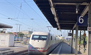 Ein ICE passiert den Bahnsteig 6 des Herforder Bahnhofs. Wie geht es mit den Plänen für die neue Trasse zwischen Hannover und Bielefeld weiter? Dafür liegen nun neue Entwürfe vor. - Matthias Bungeroth Ein ICE passiert den Bahnsteig 6 des Herforder Bahnhofs. Wie geht es mit den Plänen für die neue Trasse zwischen Hannover und Bielefeld weiter? Dafür liegen nun neue Entwürfe vor. - Matthias Bungeroth