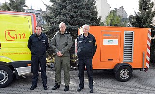 Johannes Mollemeier (l.) und Ralf Schmitz (r.) von der Paderborner Feuerwehr haben ein Notstromaggregat in die Partnerstadt gebracht. Wojciech Bakun, Bürgermeister von Przemysl, war sehr ergriffen über die schnelle Hilfe. - Feuerwehr Paderborn Johannes Mollemeier (l.) und Ralf Schmitz (r.) von der Paderborner Feuerwehr haben ein Notstromaggregat in die Partnerstadt gebracht. Wojciech Bakun, Bürgermeister von Przemysl, war sehr ergriffen über die schnelle Hilfe. - Feuerwehr Paderborn