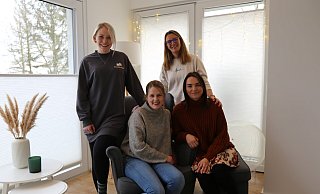 Die vier Hebammen in ihrem Geburtsraum (hinten, von links): Kira Kehlbeck, Tanja Möller sowie (vorne) Maren Scarabis und Sabrina Fransen. - Lena Kley Die vier Hebammen in ihrem Geburtsraum (hinten, von links): Kira Kehlbeck, Tanja Möller sowie (vorne) Maren Scarabis und Sabrina Fransen. - Lena Kley