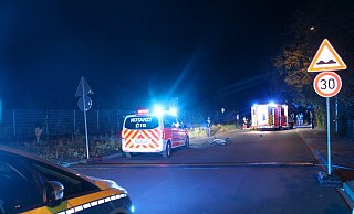 Auf der Werftstraße ist noch das aufgefundene Fahrrad neben der Stelle zu sehen, an der es zu dem folgenreichen Unfall kam. - Polizei Minden-Lübbecke Auf der Werftstraße ist noch das aufgefundene Fahrrad neben der Stelle zu sehen, an der es zu dem folgenreichen Unfall kam. - Polizei Minden-Lübbecke