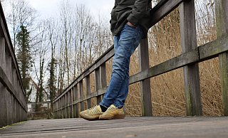 Die Lücke zwischen Plattform und unterem Geländerbrett ist ganz schön groß – und Moos, Eis und Schnee können den Steg sehr rutschig machen. - Meiko Haselhorst Die Lücke zwischen Plattform und unterem Geländerbrett ist ganz schön groß – und Moos, Eis und Schnee können den Steg sehr rutschig machen. - Meiko Haselhorst