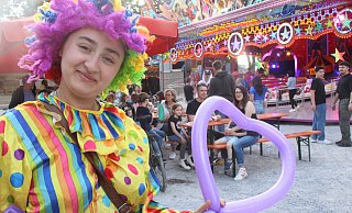 Clown Tanja geht als Walking-Act über die Brakeler Frühlingskirmes und formt Luftballonherzen für Kinder. - Burkhard Battran Clown Tanja geht als Walking-Act über die Brakeler Frühlingskirmes und formt Luftballonherzen für Kinder. - Burkhard Battran