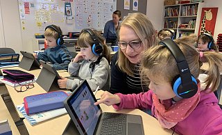 Mit dem iPad zu lernen motiviert Lisa (vorne) und ihre Klassenkameraden. Dass die Kinder alle ein eigenes Gerät haben, mache das Arbeiten damit deutlich effizienter, sagt Lehrerin Gudrun Buschmeier. - Ivonne Michel Mit dem iPad zu lernen motiviert Lisa (vorne) und ihre Klassenkameraden. Dass die Kinder alle ein eigenes Gerät haben, mache das Arbeiten damit deutlich effizienter, sagt Lehrerin Gudrun Buschmeier. - Ivonne Michel