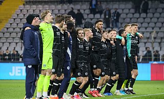 Nach der Partie in München lassen sich die Arminen von den mitgereisten Fans für einen verdienten Auswärtssieg feiern. - IMAGO/Oryk HAIST Nach der Partie in München lassen sich die Arminen von den mitgereisten Fans für einen verdienten Auswärtssieg feiern. - IMAGO/Oryk HAIST