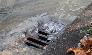Aufgrund der großen Wassermassen, die innerhalb weniger Minuten in Höxter herunterkamen, waren die Abläufe und das Kanalnetz kurzzeitig überlastet. - Celina Allard Aufgrund der großen Wassermassen, die innerhalb weniger Minuten in Höxter herunterkamen, waren die Abläufe und das Kanalnetz kurzzeitig überlastet. - Celina Allard